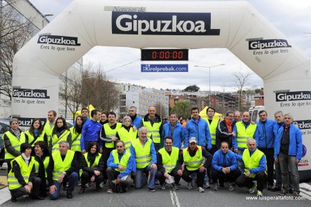 Algunos de los socios, como  voluntarios en la Carrera de Primavera 2013